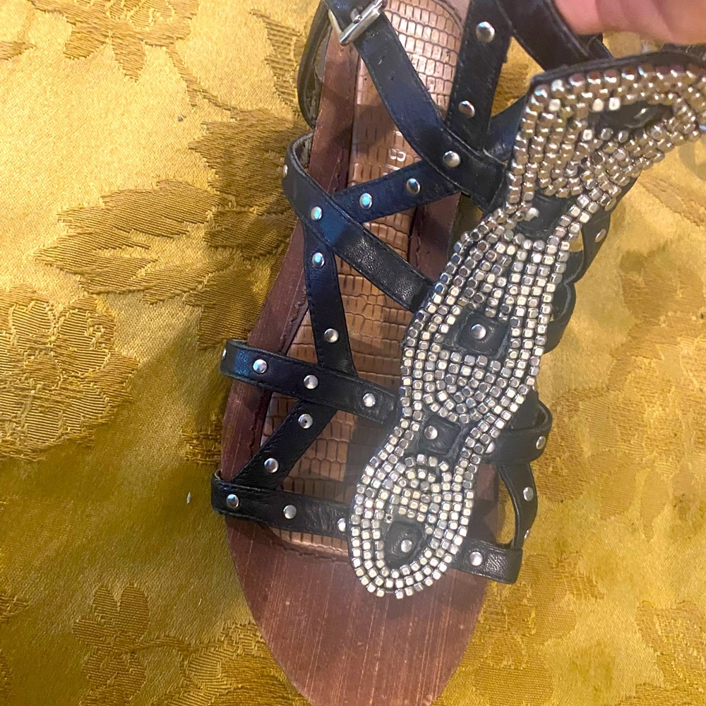 Gianni Bini Gladiator blk leather open flat sandals silver metal stud medallion